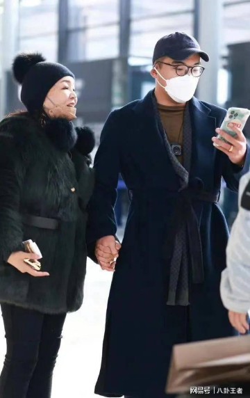 开云在线-张兰玩母子恋不挑食!新男友看起来比汪小菲小很多,她是真下得去手